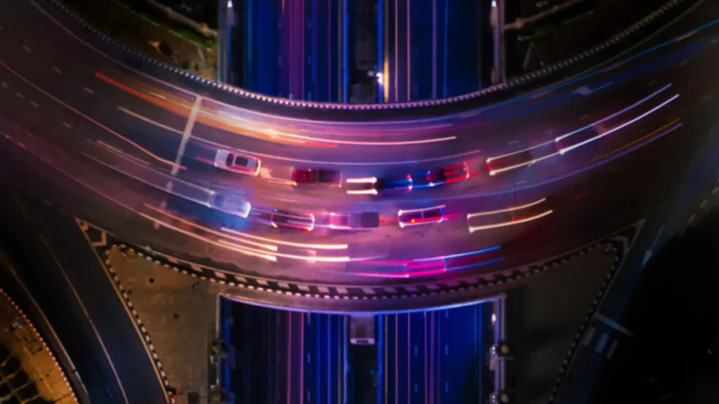 Ljusspår efter bilar. Bilden är tagen på kvällen och ovanifrån.