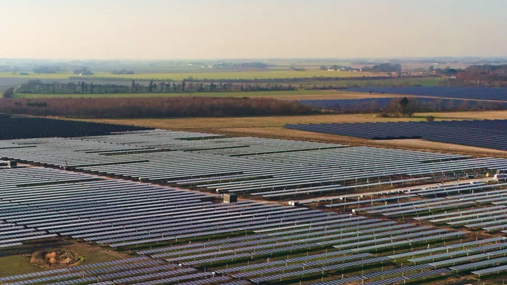 Bild över Alights solcellspark i Danmark.