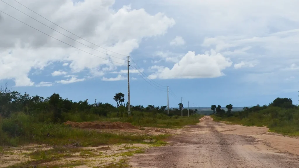 Elledning som går längs med en grusväg i Angola.