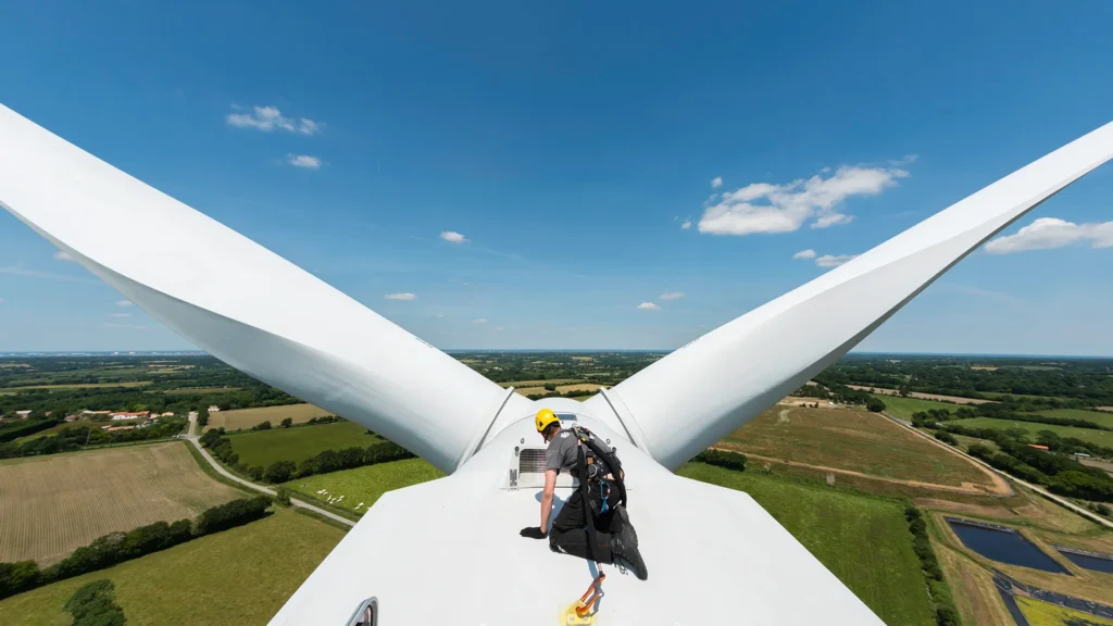 Arbetare på toppen av ett vindkraftverk.