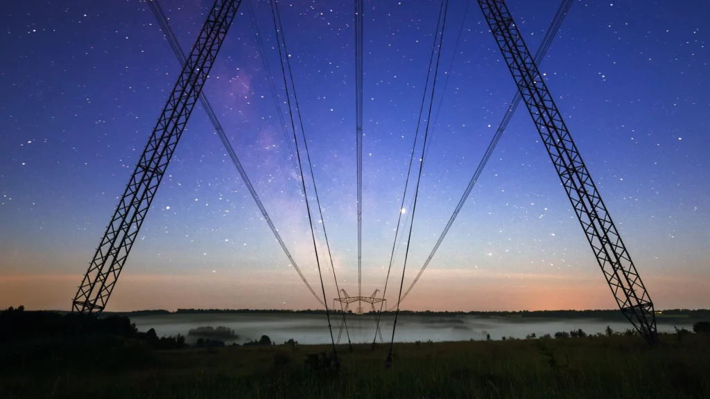 Elledningar under stjärnklar natthimmel.