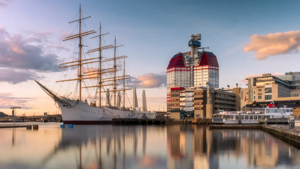 Läppstiftet i Göteborg och en tremastad segelbåt. Vattenytan är spegelblank.