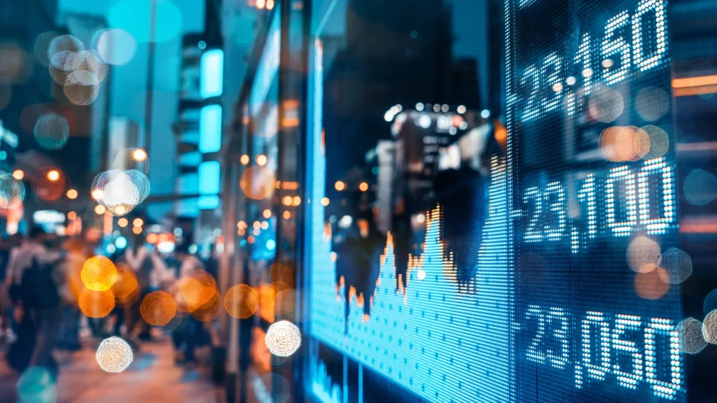 Närbild på siffror och grafer på en skärm. Bakgrunden är oskarp.