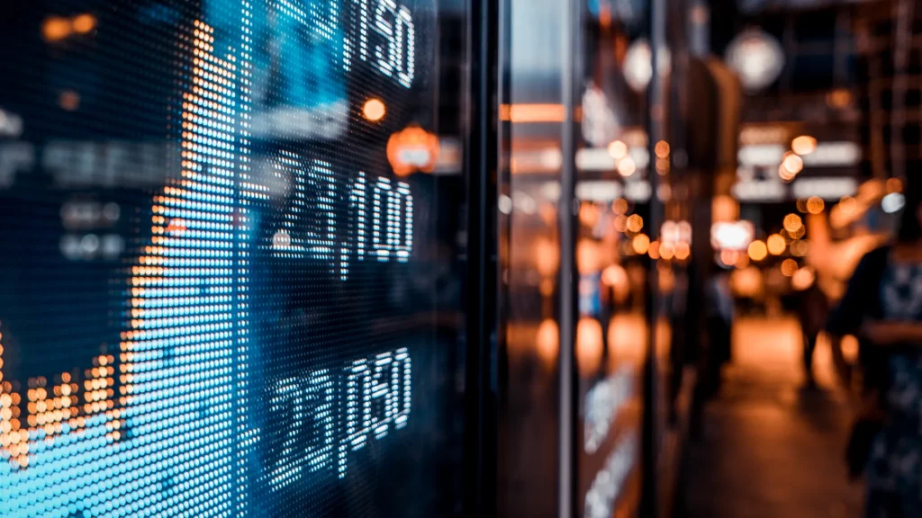 Närbild på siffror och grafer på en skärm. Bakgrunden är oskarp.