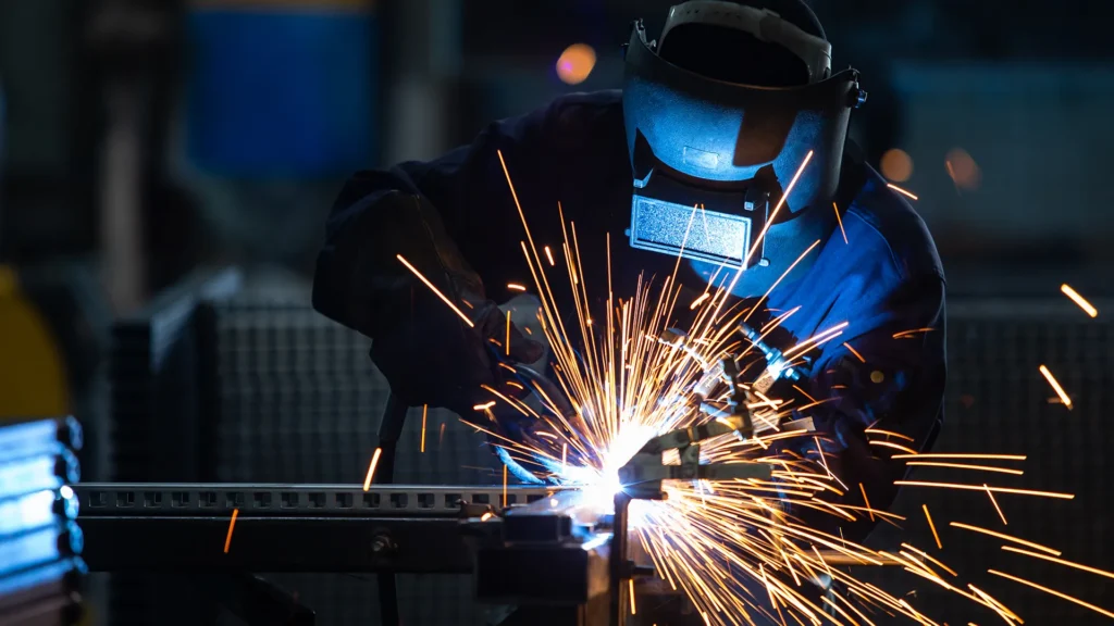 En industriarbetare som svetsar.