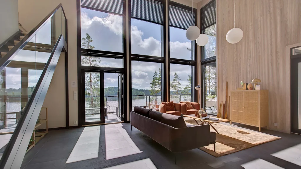 Ett rum med fönster från golv till tak.