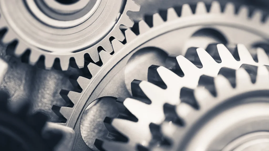Närbild på flera kugghjul.