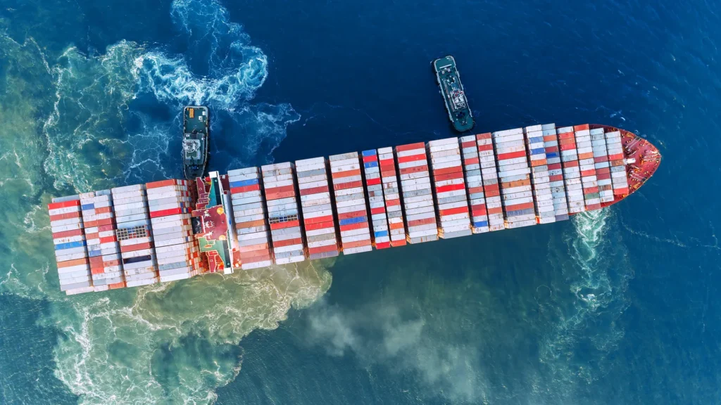 Ett containerfartyg på öppet hav sett ovanifrån.