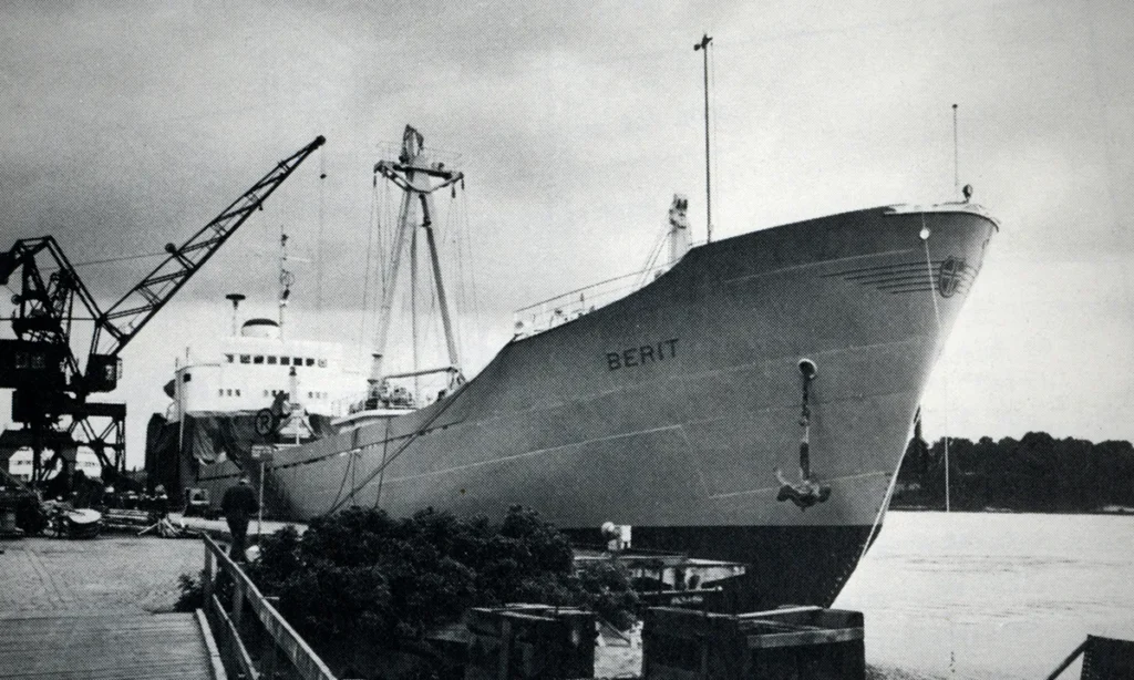 Historisk bild i svartvitt. Lastfartyget M/S Berit ligger förtöjt.