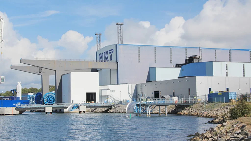 NKT:s fabrik som ligger vid vattnet.