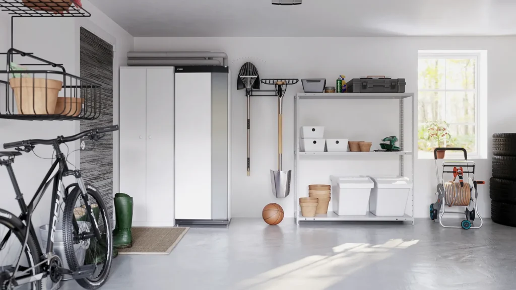 Bilden visar ett garage där det bland annat står två skåp till en värmepump från Nibe.