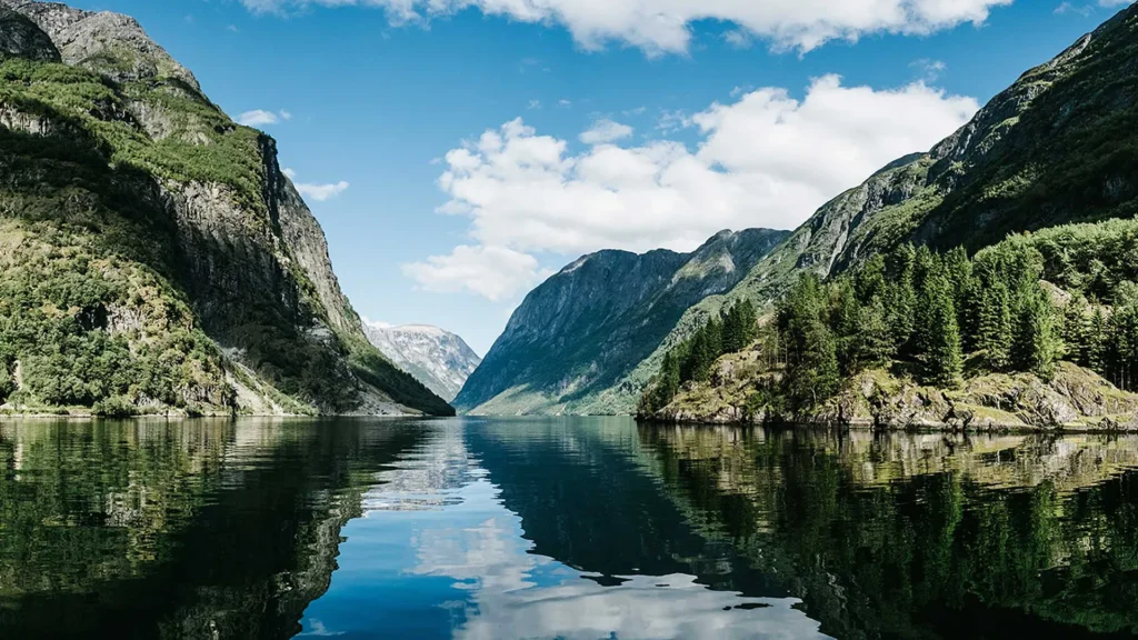 Norsk fjord med berg på båda sidor.