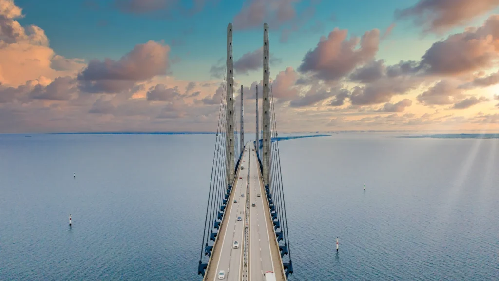 Flygbild över Öresundsbron vid solnedgång.