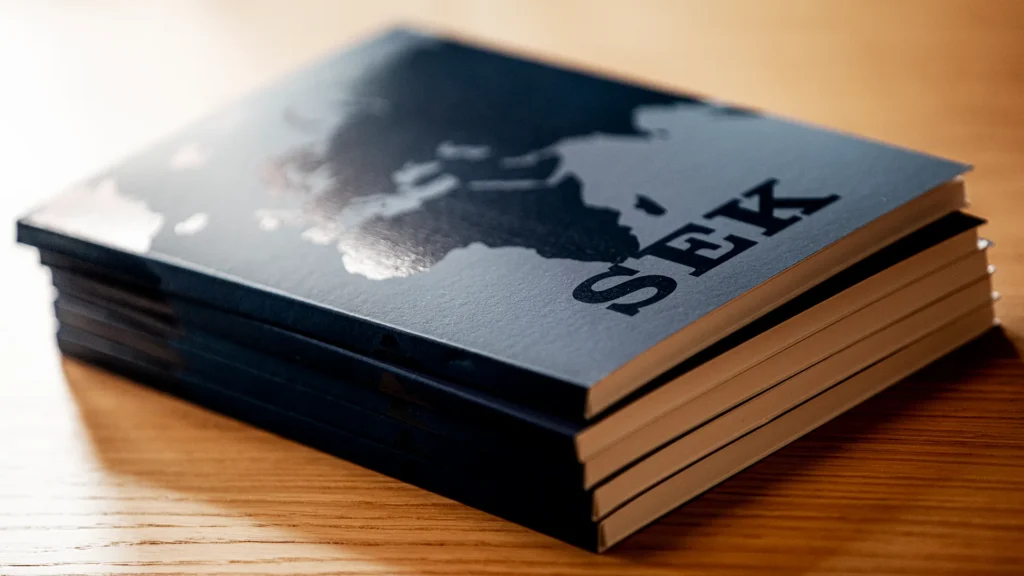 Anteckningsböcker staplade på varandra.