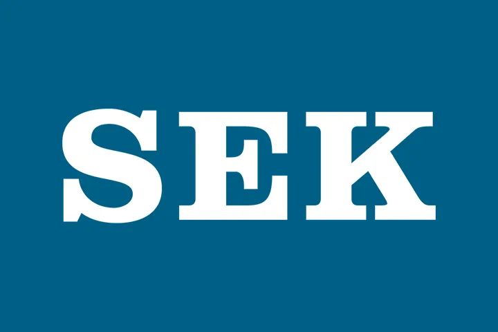 SEK:s vita logotyp mot blå bakgrund.