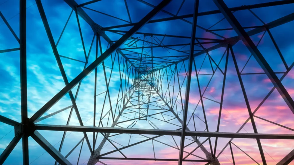 Telekomtorn sett inifrån. Himlen utanför är rosa och blå.