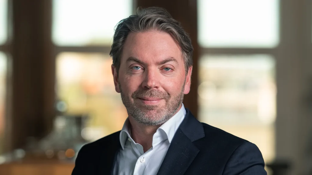 Porträttbild av Tobias Hornberger.