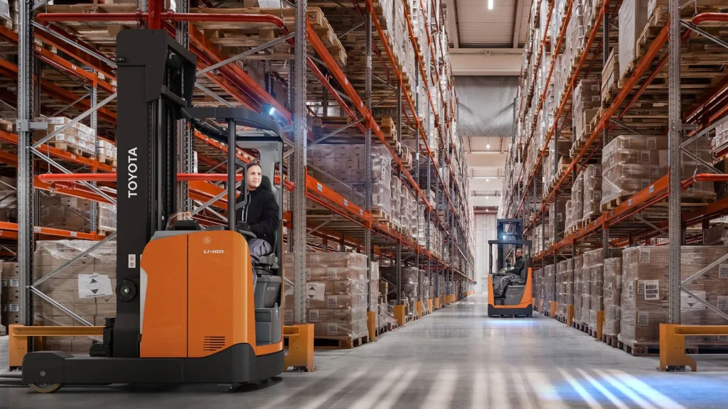 Två truckar från Toyota på ett lager.