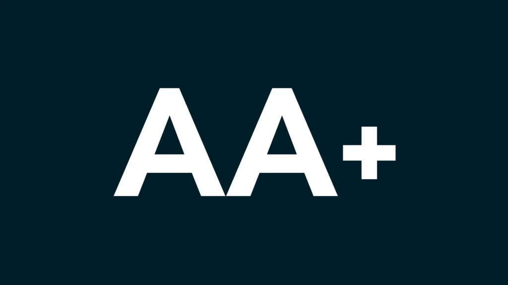 Ratingbetyg AA+ i vita bokstäver mot mörk bakgrund.