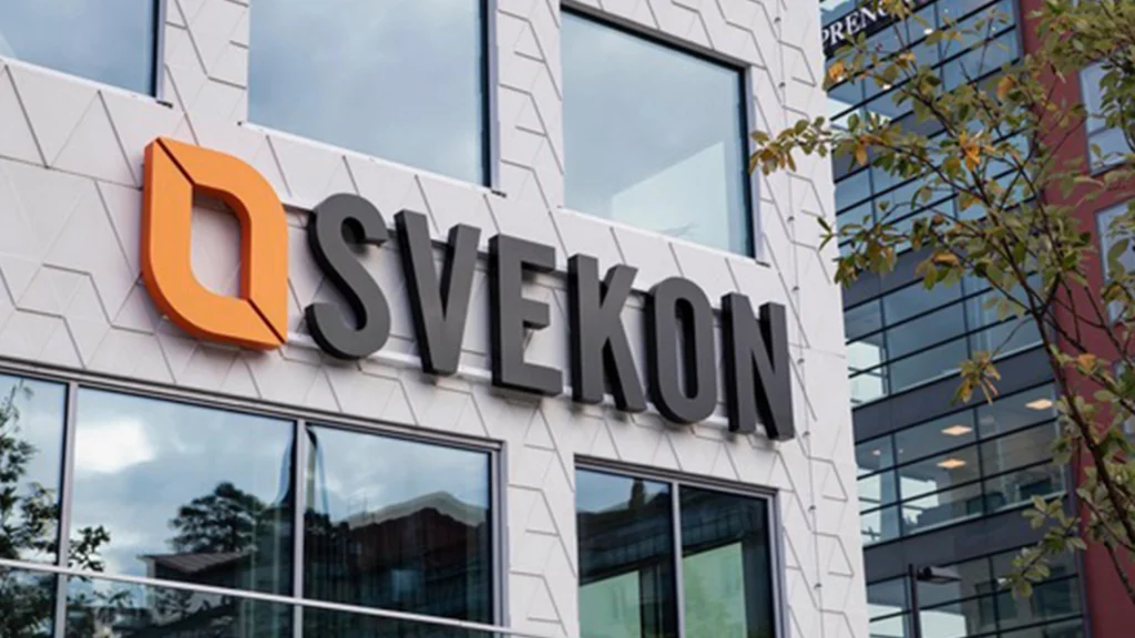 Svekons logotyp på en husfasad.