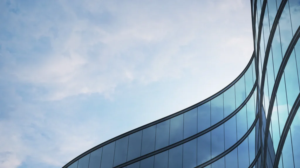 Böljande glasfasad på en byggnad.