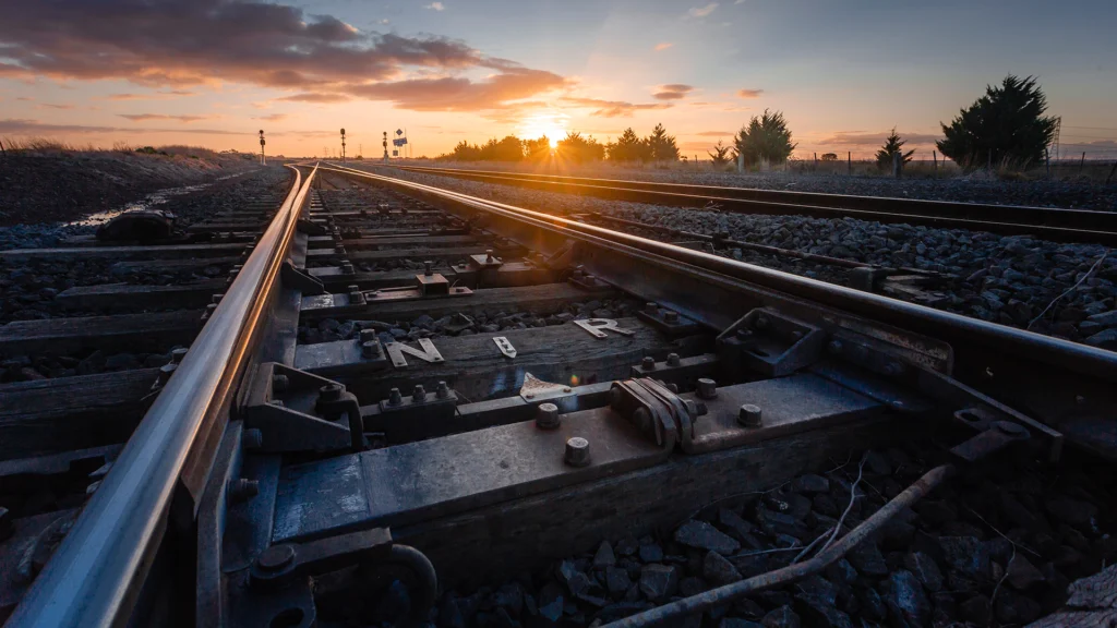 Närbild på en järnvägsräls.