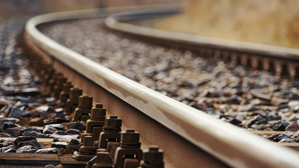 Närbild på en järnvägsräls.
