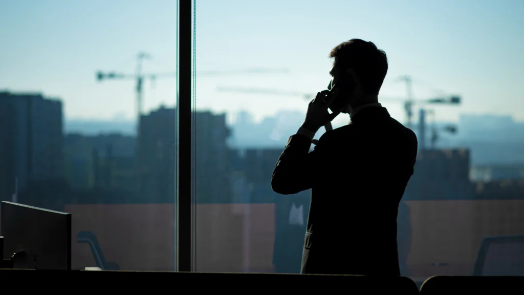Man på kontor som pratar i telefon.